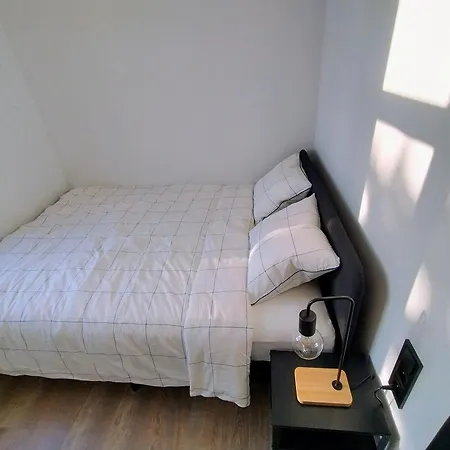 Apartment With Street Parking, 3d Floor, No Elevator *