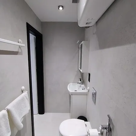 With Street Parking, 3d Floor, No Elevator *
